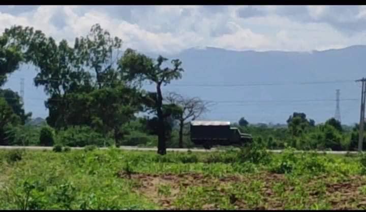 သြဂုတ် ၁၃ ရက်က ရန်ကုန်-မန္တလေးလမ်းဟောင်းပေါ်တွင် တိုက်ခိုက်ခံခဲ့ရသည့် သံချ​ပ်ကာသင်တန်းဆင်းများလိုက်ပါလာသော အကြမ်းဖက်စစ်တပ်ယာဥ်အား တွေ့ရစဥ်။ဓာတ်ပုံ-WTRF