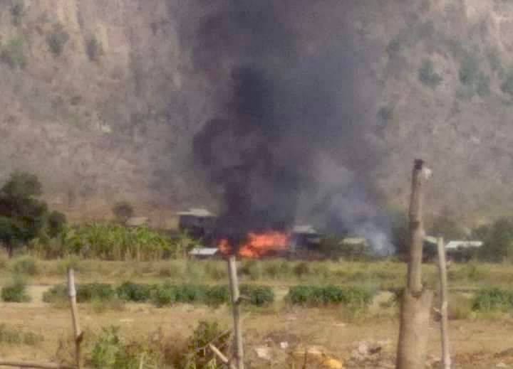 (ခင်ဦးကျေးရွာရှိ ဆီစက်နှင့် CDM ကျောင်းဆရာနေအိမ်အား မီးရှို့ဖျက်ဆီးခဲ့စဥ်။ ဓာတ်ပုံ - TDPDF)