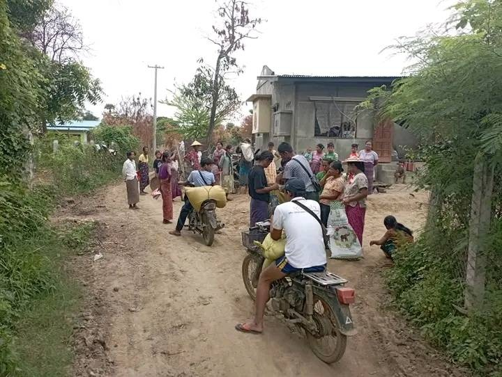 မူးကမ်းကြီးရွာ အိမ်မီးရှို့ခံရသည့် ပြည်သူများအား လှူဒါန်းနေစဥ်။ ဓာတ်ပုံ-KURDAF