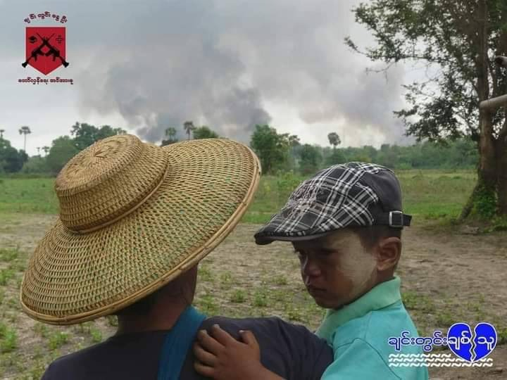 ကျေးရွာမီးရှို့ဖျက်ဆီးခံရမှုကို အဝေးမှလှမ်းကြည့်နေသော အမျိုးသမီးအား တွေ့ရစဥ်၊ ဓာတ်ပုံ - ချင်းတွင်း ချစ်သူ