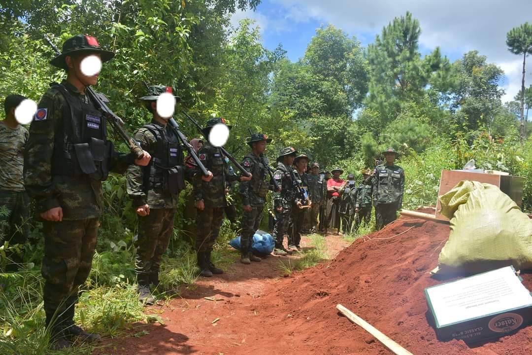 (ကျဆုံးခဲ့​သော ဦး​အေရစ်ဈာပနပြုလုပ်​နေစဥ်။ ဓါတ်ပုံ-DMO-PDF)