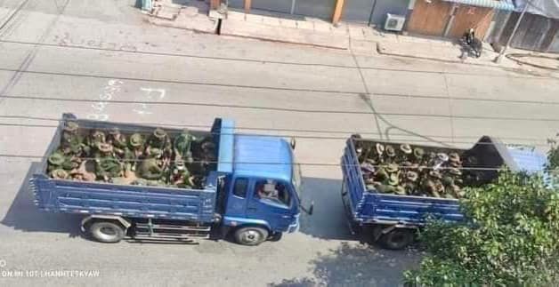 မြေသယ်ယာဉ်ဖြင့် လျှို့ဝှက်သယ်ဆောင်လာသော စစ်ကောင်စီတပ်သားများအား တွေ့ရစဉ်၊ဓာတ်ပုံ - CJ