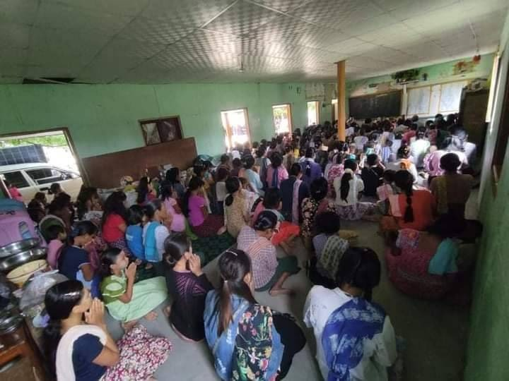 (ကျဆုံးရဲဘော်နှစ်ဦးအား ဂူသွင်းသင်္ဂြိုလ်ပေးနေစဥ်။ ဓာတ်ပုံ-တမာမြေပျောက်ကျားတပ်ဖွဲ့)