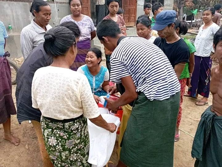 မူးကမ်းကြီးရွာ အိမ်မီးရှို့ခံရသည့် ပြည်သူများအား လှူဒါန်းနေစဥ်။ ဓာတ်ပုံ-KURDAF