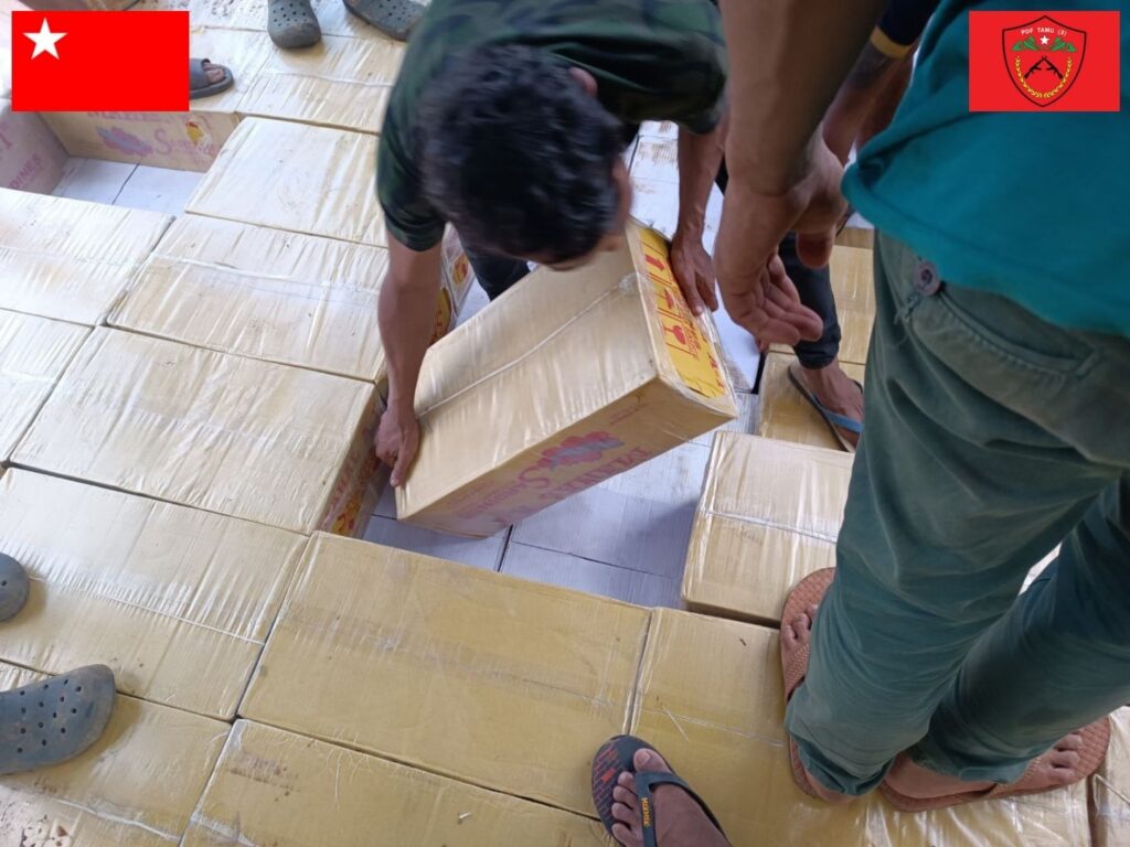 (စစ်ကောင်စီထုတ်ကုန်များအား စစ်ဆေးနေစဥ်၊ ဓာတ်ပုံ - People's Defense Force Tamu တပ်ရင်း -၃)