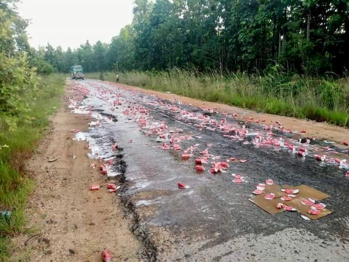 ဖမ်းဆီးရမိသော စစ်ကောင်စီတပ်ထုတ်ကုန် Dagon ဘီယာများအား ဖျက်ဆီးနေစဥ်။ဓာတ်ပုံ-တန့်ဆည် (ပကဖ)