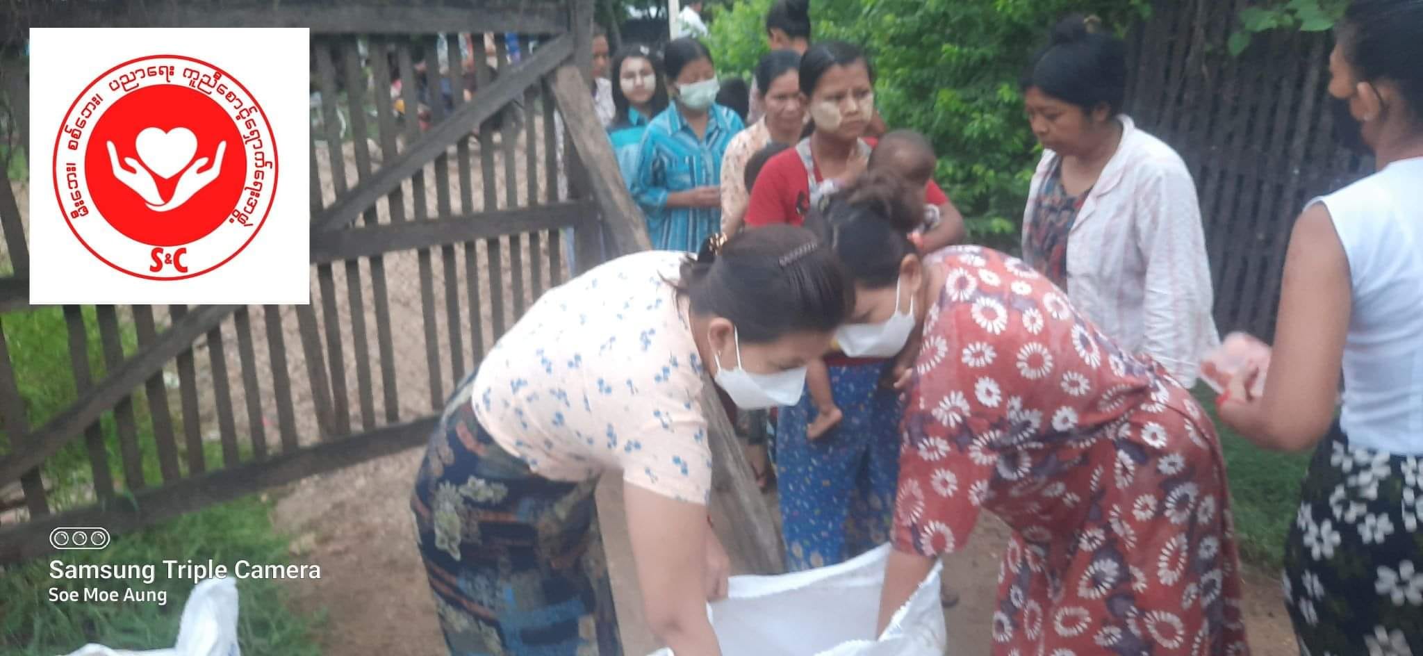 (မုံရွာမြို့တွင်ယနေ့နံနက်အခြေခံပြည်သူများကို S&C ကဆန်နှင့်ကြက်ဥလှူဒါန်းနေစဥ် ။ ဓါတ်ပုံ-S&C)