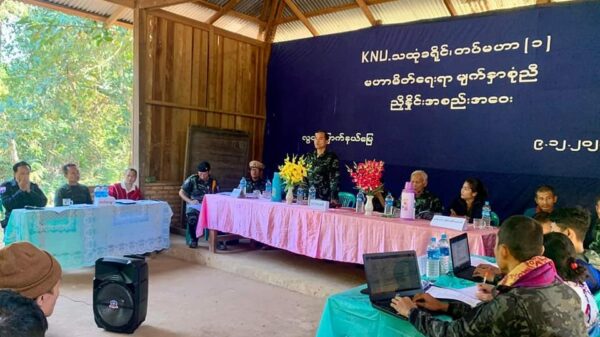 (KNUသထုံခရိုင်တပ်မဟာ(၁)မိတ်ဖက်ရေးရာကြီးကြပ်ကွပ်ကဲမှုကော်မတီက ၂၀၂၁ နှစ်ကုန်ပိုင်းကအစည်းအ​ဝေးပြုလုပ်​နေစဥ်။ ။ဓါတ်ပုံ-ကြီးကြပ်ကွပ်ကဲ​ရေး​ကော်မတီ)