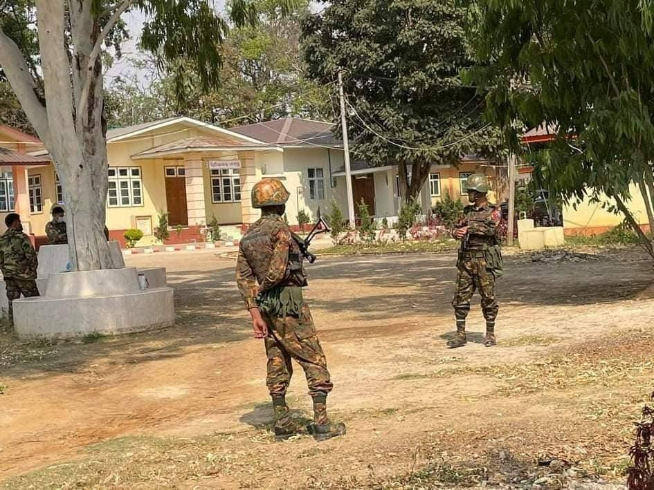 ဆေးရုံအတွင်း နေရာယူထားသော စစ်ကောင်စီတပ်သားများအား တွေ့ရစဥ်၊ ဓာတ်ပုံ - CJ