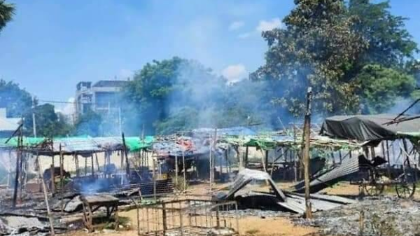 ရေစကြိုမြို့ ယာယီဘောလုံးကွင်းစျေးအား စစ်ကောင်စီတပ်နှင့် ပျူများက မီးရှို့ဖျက်ဆီးသွားစဥ်။ဓာတ်ပုံ-ရေစကြိုသတင်းပေါင်းစုံ မီဒီယာ