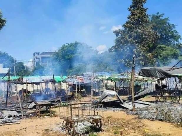 ရေစကြိုမြို့ ယာယီဘောလုံးကွင်းစျေးအား စစ်ကောင်စီတပ်နှင့် ပျူများက မီးရှို့ဖျက်ဆီးသွားစဥ်။ဓာတ်ပုံ-ရေစကြိုသတင်းပေါင်းစုံ မီဒီယာ