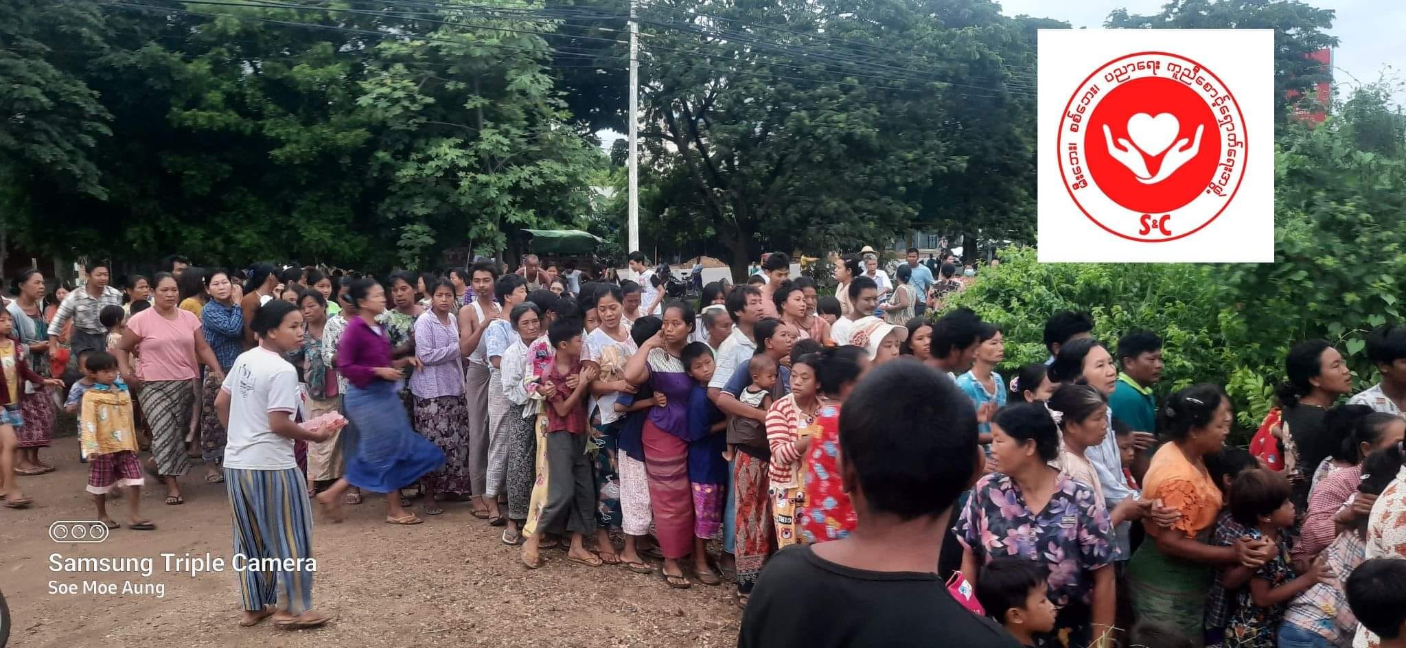(မုံရွာမြို့တွင်ယနေ့နံနက်အခြေခံပြည်သူများကို S&C ကဆန်နှင့်ကြက်ဥလှူဒါန်းနေစဥ် ။ ဓါတ်ပုံ-S&C)