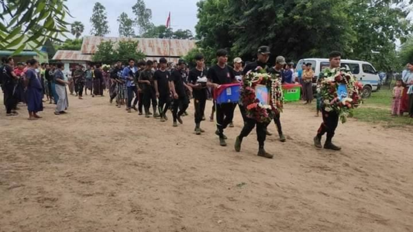 (ကျဆုံးရဲဘော်နှစ်ဦးအား ဂူသွင်းသင်္ဂြိုလ်ပေးနေစဥ်။ ဓာတ်ပုံ-တမာမြေပျောက်ကျားတပ်ဖွဲ့)