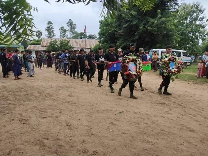 (ကျဆုံးရဲဘော်နှစ်ဦးအား ဂူသွင်းသင်္ဂြိုလ်ပေးနေစဥ်။ ဓာတ်ပုံ-တမာမြေပျောက်ကျားတပ်ဖွဲ့)