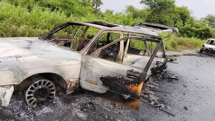 စစ်ကောင်စီတပ် သတ်ဖြတ်သွားသော ရုပ်အလောင်းများနှင့် မီးရှိ့ဖျက်ဆီးသွားသောယာဥ်များအား တွေ့ရစဥ်။ ဓာတ်ပုံ-PAN(Kani)
