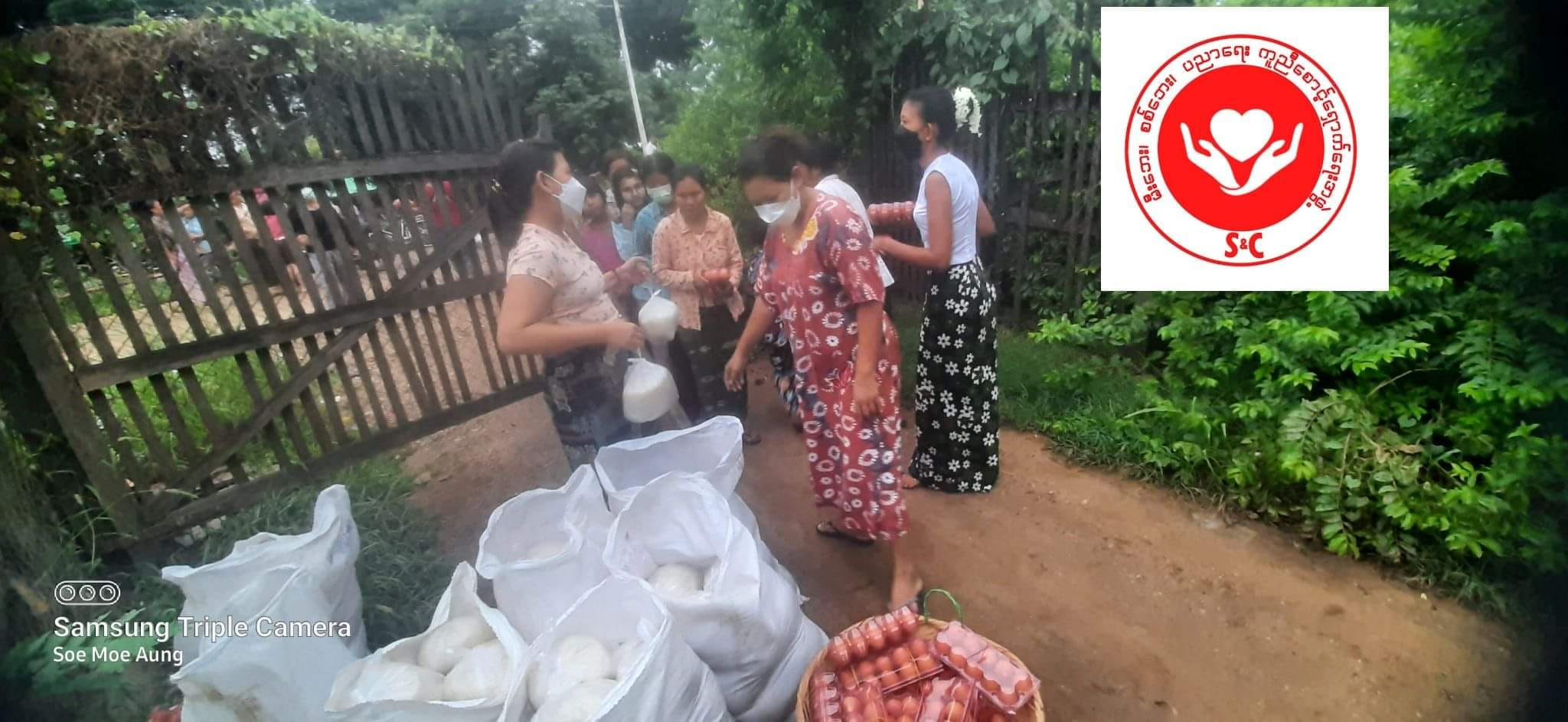 (မုံရွာမြို့တွင်ယနေ့နံနက်အခြေခံပြည်သူများကို S&C ကဆန်နှင့်ကြက်ဥလှူဒါန်းနေစဥ် ။ ဓါတ်ပုံ-S&C)