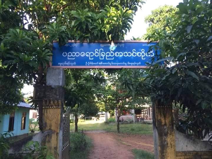 (စစ်ကောင်စီတပ် ပစ်သည့်လက်နက်ကြီးကျဉ်ကြောင့် မြောက်ဦးမြို့သစ် ဓမ္မရာဇ်ရပ်ကွက်ရှိ ဘုန်းကြီးကျောင်းနှစ်ကျောင်း ထိမှန်ပျက်စီးနေသည်ကို တွေ့ရစဥ်၊ ဓာတ်ပုံ - Narinjara သတင်းဌာန)