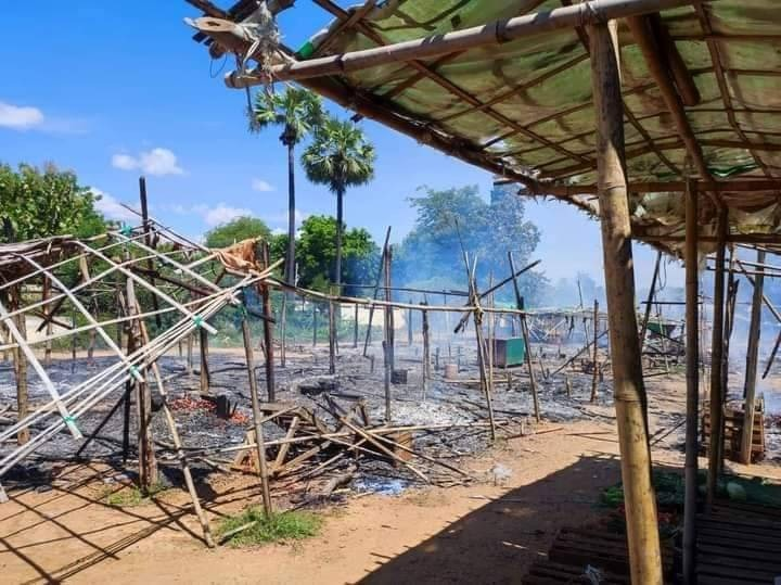 ရေစကြိုမြို့ ယာယီဘောလုံးကွင်းစျေးအား စစ်ကောင်စီတပ်နှင့် ပျူများက မီးရှို့ဖျက်ဆီးသွားစဥ်။ဓာတ်ပုံ-ရေစကြိုသတင်းပေါင်းစုံ မီဒီယာ