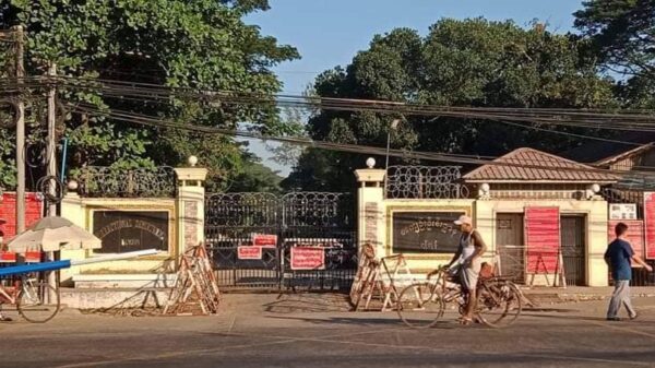 (အင်းစိန်အကျဉ်းထောင်ရှေ့အား တွေ့ရစဉ်၊ ဓာတ်ပုံ CJ)