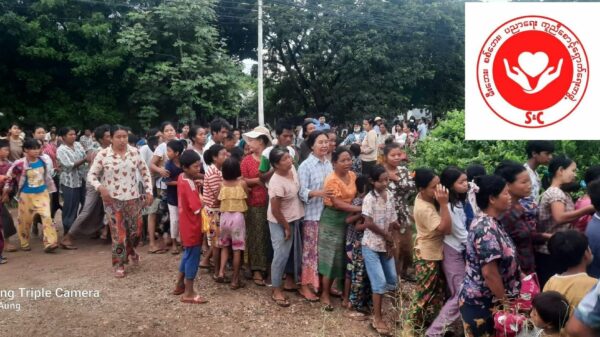 (မုံရွာမြို့တွင်ယ​နေ့နံနက်အ​ခြေခံပြည်သူများကို S&C ကဆန်နှင့်ကြက်ဥလှူဒါန်း​နေစဥ် ။ ဓါတ်ပုံ-S&C)