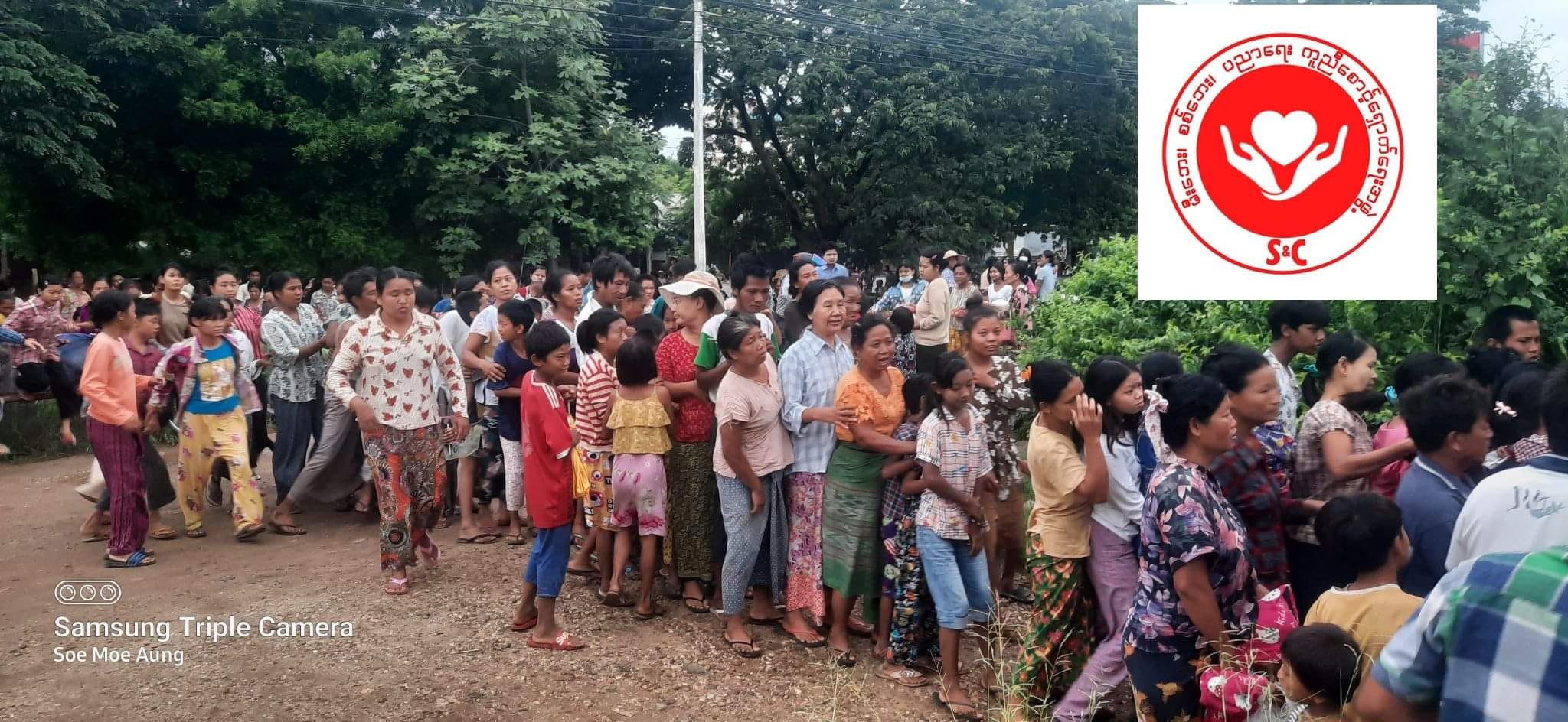 (မုံရွာမြို့တွင်ယ​နေ့နံနက်အ​ခြေခံပြည်သူများကို S&C ကဆန်နှင့်ကြက်ဥလှူဒါန်း​နေစဥ် ။ ဓါတ်ပုံ-S&C)
