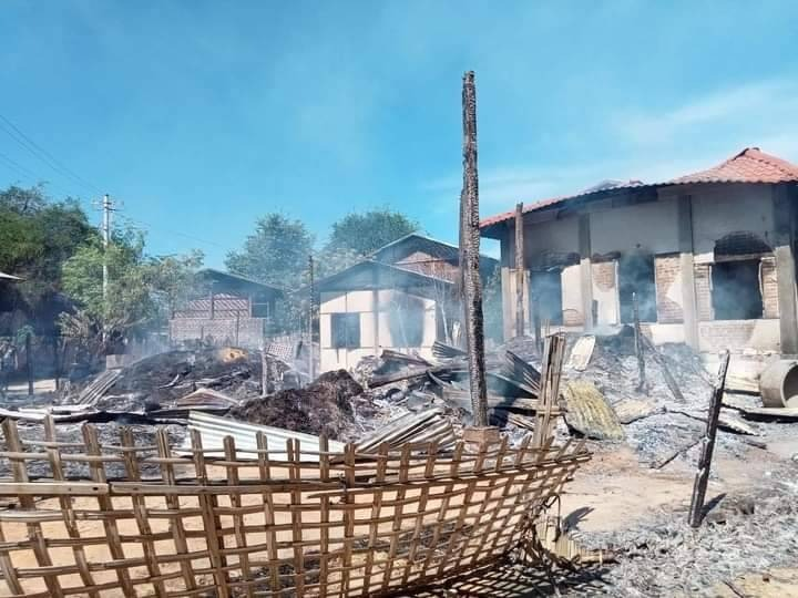 အကြမ်းဖက်စစ်တပ် ဝင်ရောက်ဖျက်ဆီးမီးရှို့သွားသော တောင်မြို့ကျေးရွာအတွင်းအား တွေ့ရစဥ်။ ဓာတ်ပုံ- စစ်ကိုင်းမြို့နယ် သတင်းမှန်ပြန်ကြားရေး