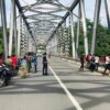 ပြည်နဝ​ဒေးတံတား​ပေါ်မှခုန်ချသွား​​သောသားအမိကိုရှာ​ဖွေကယ်ဆယ်​ရေး​လုပ်စဥ်ကြည့်ရှု​နေကြသူများ။ဓါတ်ပုံ-CJ