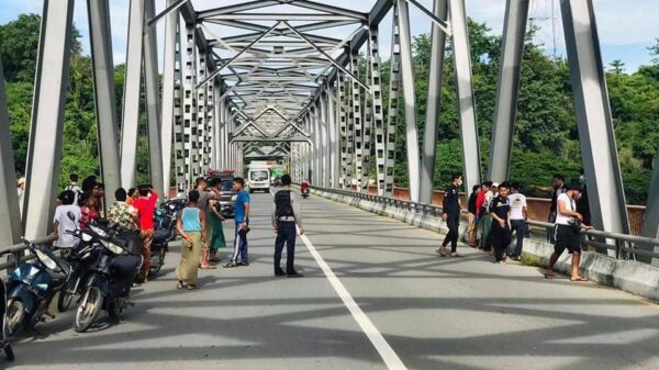 ပြည်နဝ​ဒေးတံတား​ပေါ်မှခုန်ချသွား​​သောသားအမိကိုရှာ​ဖွေကယ်ဆယ်​ရေး​လုပ်စဥ်ကြည့်ရှု​နေကြသူများ။ဓါတ်ပုံ-CJ