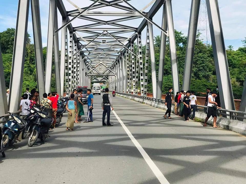 ပြည်နဝ​ဒေးတံတား​ပေါ်မှခုန်ချသွား​​သောသားအမိကိုရှာ​ဖွေကယ်ဆယ်​ရေး​လုပ်စဥ်ကြည့်ရှု​နေကြသူများ။ဓါတ်ပုံ-CJ