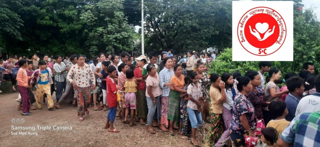 မုံရွာတွင်စားဝတ်နေရေးခက်ခဲသောအခြေခံပြည်သူများကို S&C က ဆန်နှင့်ကြက်ဥ လှူဒါန်းနေစဥ်။ ။ဓါတ်ပုံ-S&C
