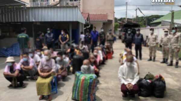 (မဲ​ဆောက်တွင်ထိုင်းရဲများနှင့်ဖမ်းဆီးခံရသူများကို​တွေ့ရစဥ်။ ။ဓါတ်ပုံ-Matichon)