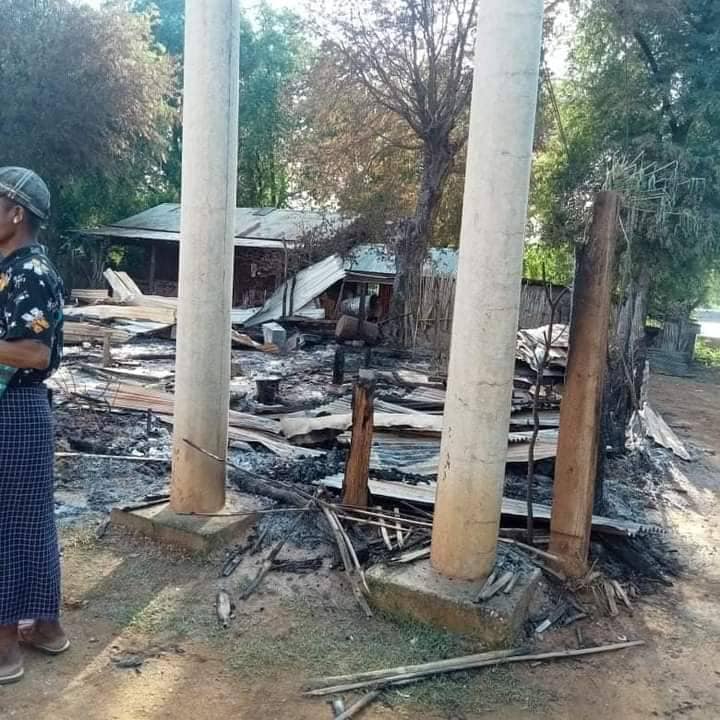 (ဝယ်တောင်(မြောက်)ရွာအား အကြမ်းဖက်စစ်တပ်က မီးရှို့ဖျက်ဆီးခဲ့ပြီးနောက် တွေ့ရစဥ်။ ဓာတ်ပုံ-We Love Myaing)