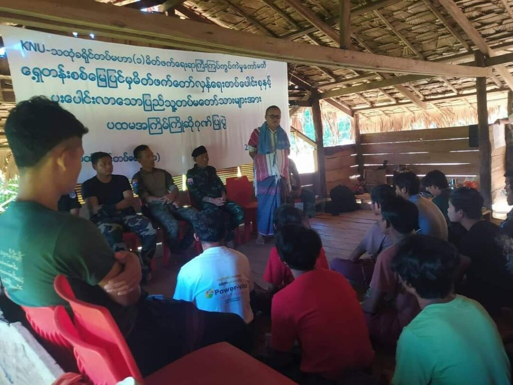 (စစ်​ကောင်စီတပ်ကို စွန့်ခွာ၍ ပြည်သူနှင့်ပူး​ပေါင်းလာသာ တပ်မ​​တော်သားများကို KNU တပ်မဟာ ၁ ကဂုဏ်ပြုစဥ်။ ဓါတ်ပုံ- KNUတပ်မဟာ ၁)