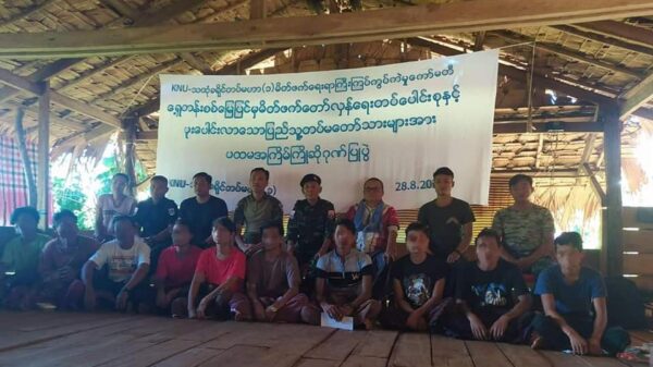(စစ်​ကောင်စီတပ်ကို စွန့်ခွာ၍ ပြည်သူနှင့်ပူး​ပေါင်းလာသာ တပ်မ​​တော်သားများကို KNU တပ်မဟာ ၁ ကဂုဏ်ပြုစဥ်။ ဓါတ်ပုံ- KNUတပ်မဟာ ၁)