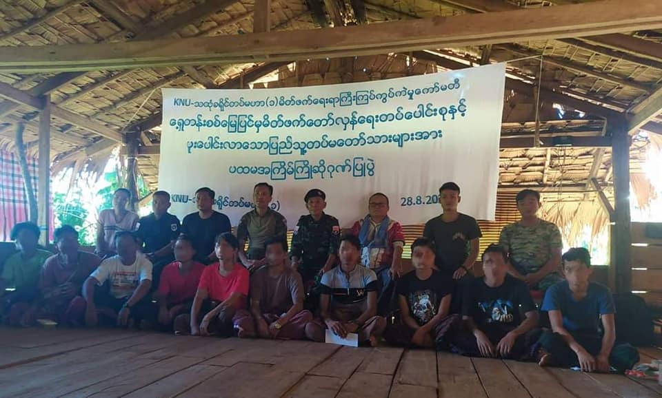 (စစ်​ကောင်စီတပ်ကို စွန့်ခွာ၍ ပြည်သူနှင့်ပူး​ပေါင်းလာသာ တပ်မ​​တော်သားများကို KNU တပ်မဟာ ၁ ကဂုဏ်ပြုစဥ်။ ဓါတ်ပုံ- KNUတပ်မဟာ ၁)