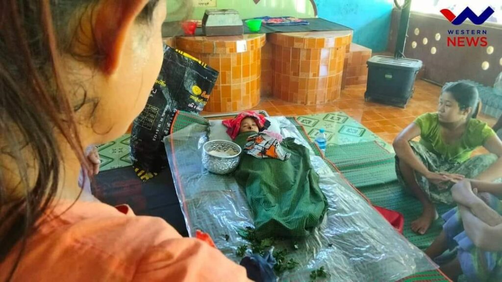 စစ်ကောင်စီတပ်ကလက်နက်ကြီးနဲ့ပစ်လို့ကွယ်လွန်ခဲ့တဲ့ရခိုင်ပြည်နယ်မှကလေးငယ်နာရေး။ဓါတ်ပုံ-Western News