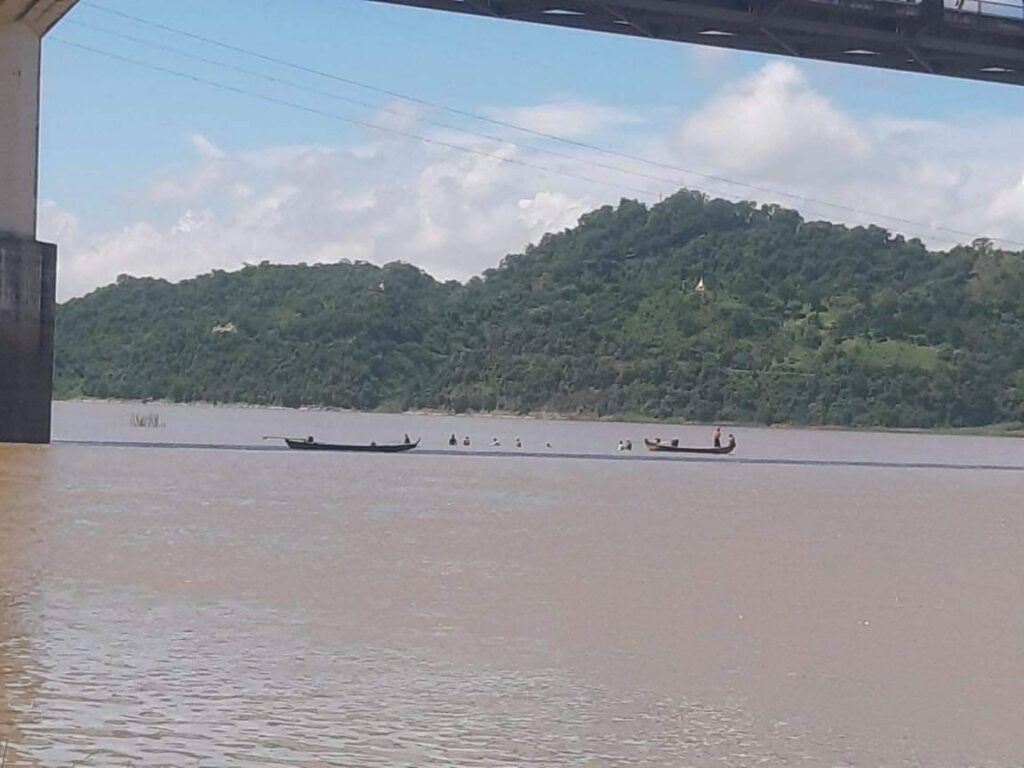 သားအမိနှစ်ဦးကိုရှာ​ဖွေ​နေကြစဥ် ။ ။ဓါတ်ပုံ-CJ