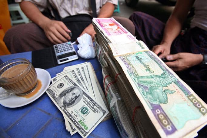 ဒေါ်လာမှာ ဝယ်ယူသူသာရှိပြီး ရောင်းသူအလွန်နည်းပါနေသည်။ ဓါတ်ပုံ-EPA