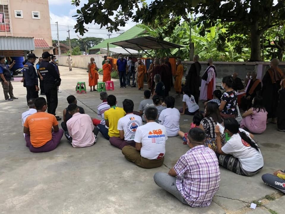 (မဲဆောက်တွင်ထိုင်းရဲများနှင့်ဖမ်းဆီးခံရသူများကိုတွေ့ရစဥ်။ ။ဓါတ်ပုံ-Matichon)
