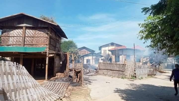 အကြမ်းဖက်စစ်တပ် ဝင်ရောက်ဖျက်ဆီးမီးရှို့သွားသော တောင်မြို့ကျေးရွာအတွင်းအား တွေ့ရစဥ်။ ဓာတ်ပုံ- စစ်ကိုင်းမြို့နယ် သတင်းမှန်ပြန်ကြားရေး