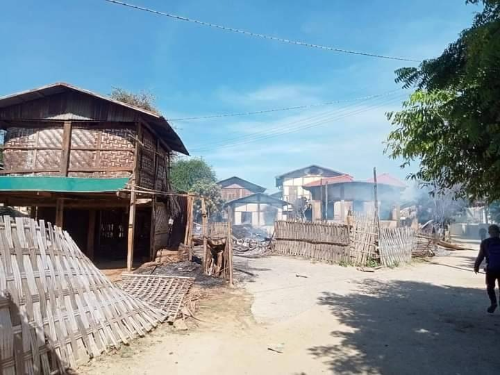 အကြမ်းဖက်စစ်တပ် ဝင်ရောက်ဖျက်ဆီးမီးရှို့သွားသော တောင်မြို့ကျေးရွာအတွင်းအား တွေ့ရစဥ်။ ဓာတ်ပုံ- စစ်ကိုင်းမြို့နယ် သတင်းမှန်ပြန်ကြားရေး