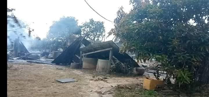 (ကျွန်းလှနယ် ကုန်းစည်းရွာနှင့် ကောလင်းမြို့နယ် အောင်ချမ်းသာရွာများရှိ မီးရှို့ဖျက်ဆီးခံခဲ့ရသော နေအိမ်များ။ ဓာတ်ပုံ - ကျွန်းလှတက်ကြွ လှုပ်ရှားသူများအဖွဲ့)