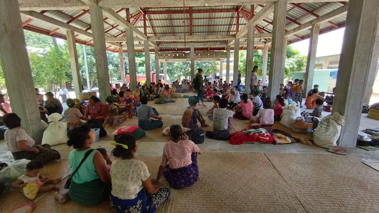 (အကြမ်းဖက်စစ်ကောင်စီတပ်က လက်နက်ကြီးဖြင့် ပစ်ခတ်ခဲ့၍ သေဆုံးခဲ့သူနှင့် ထွက်ပြေးတိမ်းရှောင်နေရသူများအား တွေ့ရစဥ်။ ဓာတ်ပုံ - မြောင် CDSOM)