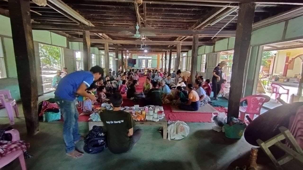 (အကြမ်းဖက်စစ်ကောင်စီတပ်က လက်နက်ကြီးဖြင့် ပစ်ခတ်ခဲ့၍ သေဆုံးခဲ့သူနှင့် ထွက်ပြေးတိမ်းရှောင်နေရသူများအား တွေ့ရစဥ်။ ဓာတ်ပုံ - မြောင် CDSOM)
