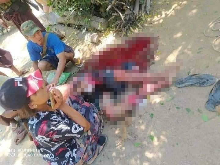 (ယမန်နေ့မွန်းလွဲပိုင်းက စစ်ကောင်စီတပ် လက်နက်ကြီးဖြင့် ပစ်ခတ်ခဲ့၍ ဇီးကျွန်းရွာ၌ သေဆုံးခဲ့သူတစ်ဦးအား တွေ့ရစဥ်၊ ဓာတ်ပုံ - CDSOM)