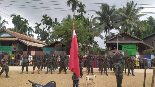 (တနင်္သာရီကာကွယ်ရေးပြောက်ကျားတပ်မှ ရဲဘော်များအား တွေ့ရစဥ်)