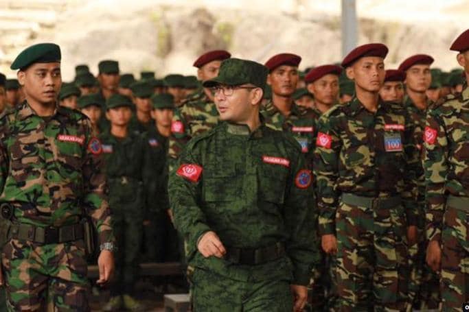 ရက္ခိုင်တပ်တော်(AA)စစ်ဦးစီးချုပ် ဗိုလ်ချုပ်ထွန်းမြတ်နိုင်နှင့် AAတပ်ဖွဲ့ဝင်များ ။ ။ဓါတ်ပုံ-AA ပြန်ကြားရေး