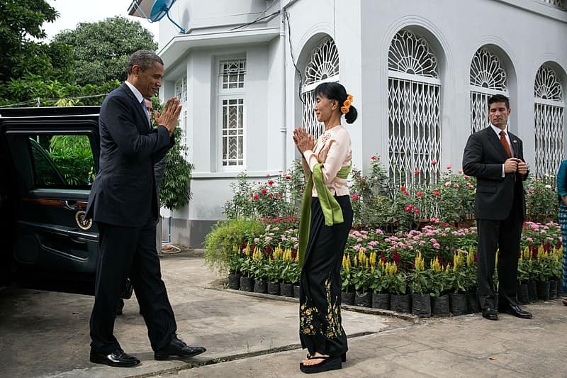 နိုင်ငံတော်အတိုင်ပင်ခံပုဂ္ဂိုလ်ဒေါ်အောင်ဆန်းစုကြည်၏ခြံအမှတ် ၅၄သို့ အမေရီကန်သမ္မတအိုဘားမားလာရောက်ခဲ့စဥ် ။ ဓါတ်ပုံ- File Photo