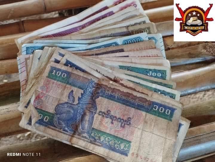 (မြိုင်(ပကဖ)သို့ မုန့်ဖိုးစုထားသော ငွေများအား လာလှူနေသော သမီးငယ်အား တွေ့ရစဥ်၊ ဓာတ်ပုံ -မြိုင်(ပကဖ))