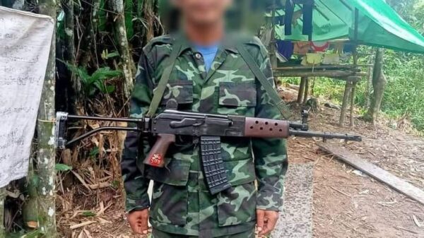 (မိုင်းဆွဲတိုက်ခိုက်ပြီးစစ်​ကောင်စီတပ်ထံမှသေနတ်ရယူနိုင်ခဲ့​သော PDFတပ်ဖွဲ့ဝင်နှင့်ရရှိခဲ့​သော​သေနတ်။ဓါတ်ပုံ-CJ)